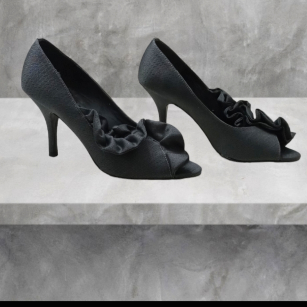 Ann Marino gray pump heel size 7 1/2 medium 2"heel